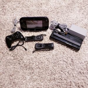 Nintendo Wii U Console 32GB Bundle + Wii U Game Pad + Controllers & Power Cords